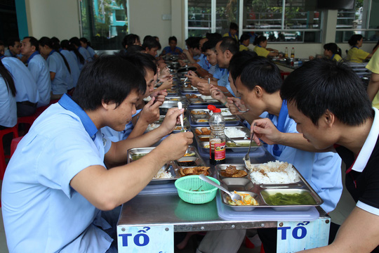 cham-chut-bua-an-cong-nhan